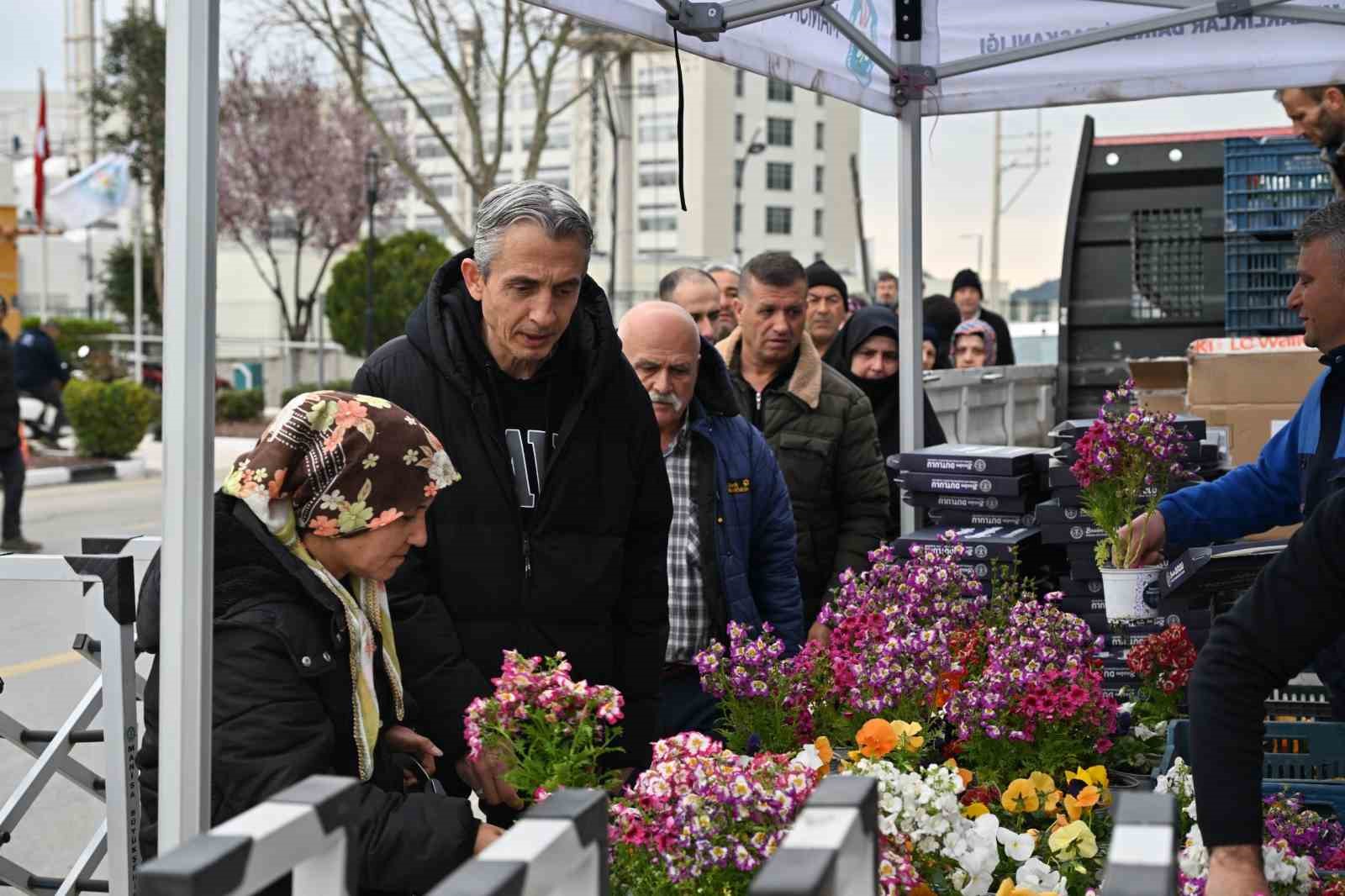 Manisa Büyükşehir Belediyesi, mezarlık ziyaretlerinde vatandaşların yanında oldu