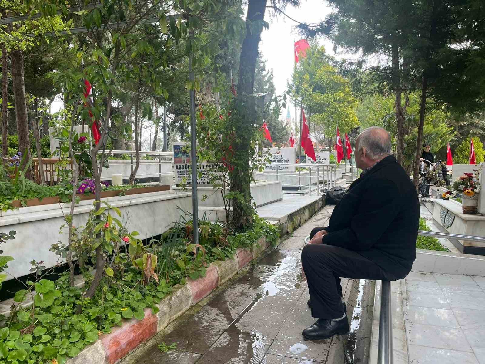 Kadifekale Hava Şehitliği’nde bayram öncesi ziyareti