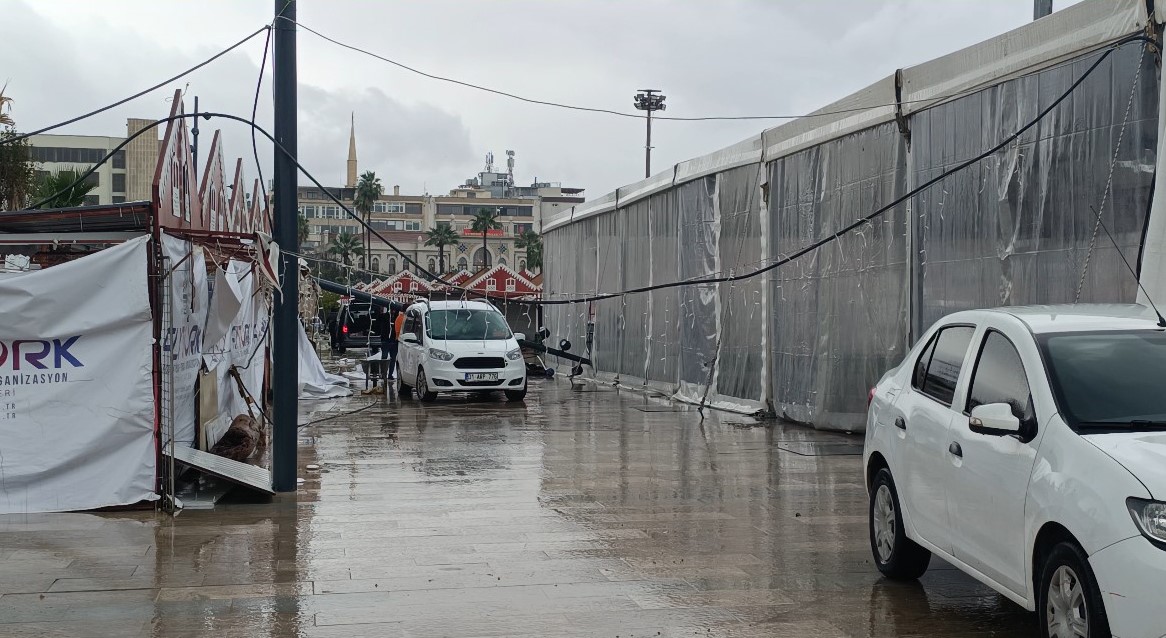 Fırtına direkleri devirdi, 2 ara&ccedil; zarar g&ouml;rd&uuml;
