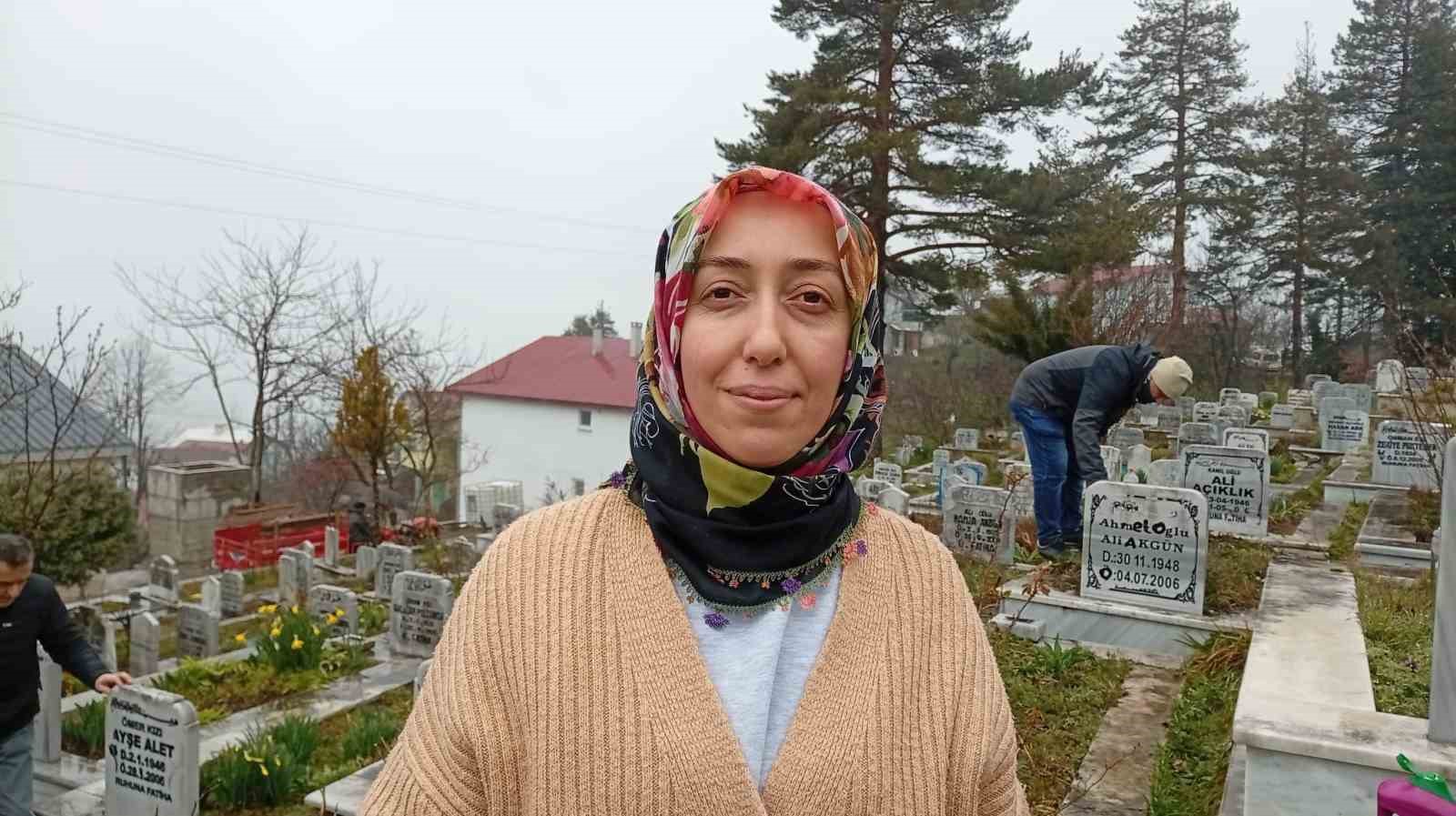 Ramazan Bayramı &ouml;ncesi mezarlıklara akın ettiler: Kabir başında dua ve g&ouml;zyaşı
