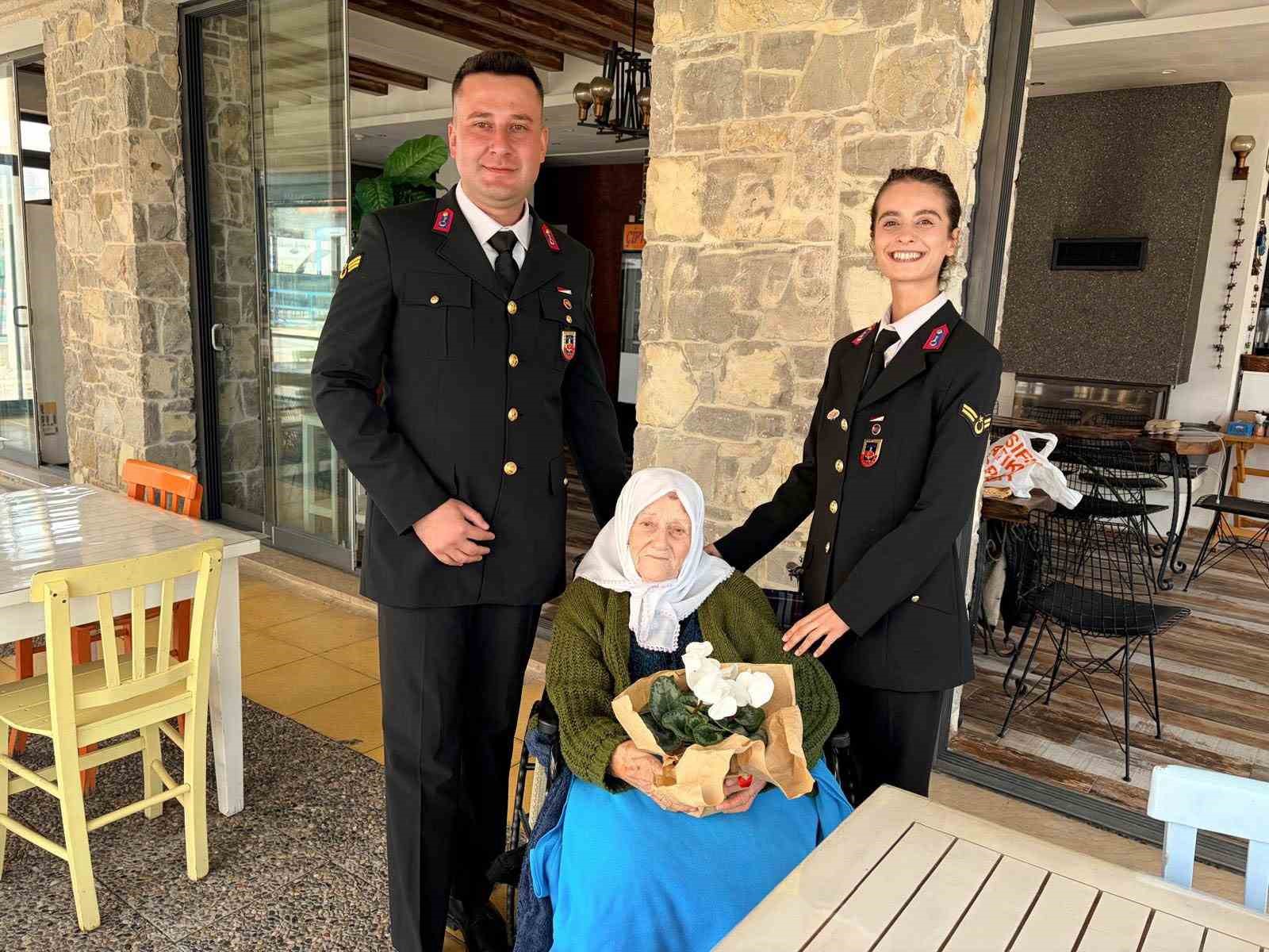 Jandarma ekipleri Yaşlılar Haftası’nda 98 yaşındaki Muzaffer nineyi yalnız bırakmadı