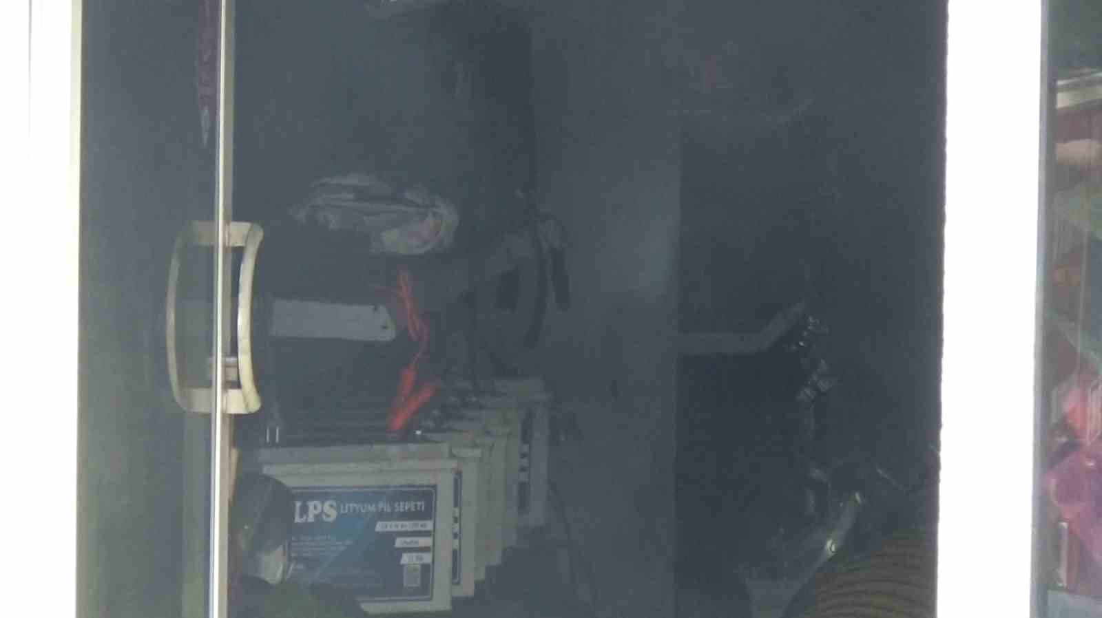 Batarya dükkanında yangın çıktı, bina tahliye edildi