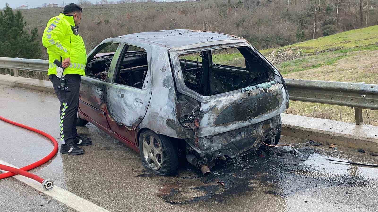 Seyir halinde otomobil alev aldı: 2 yaralı