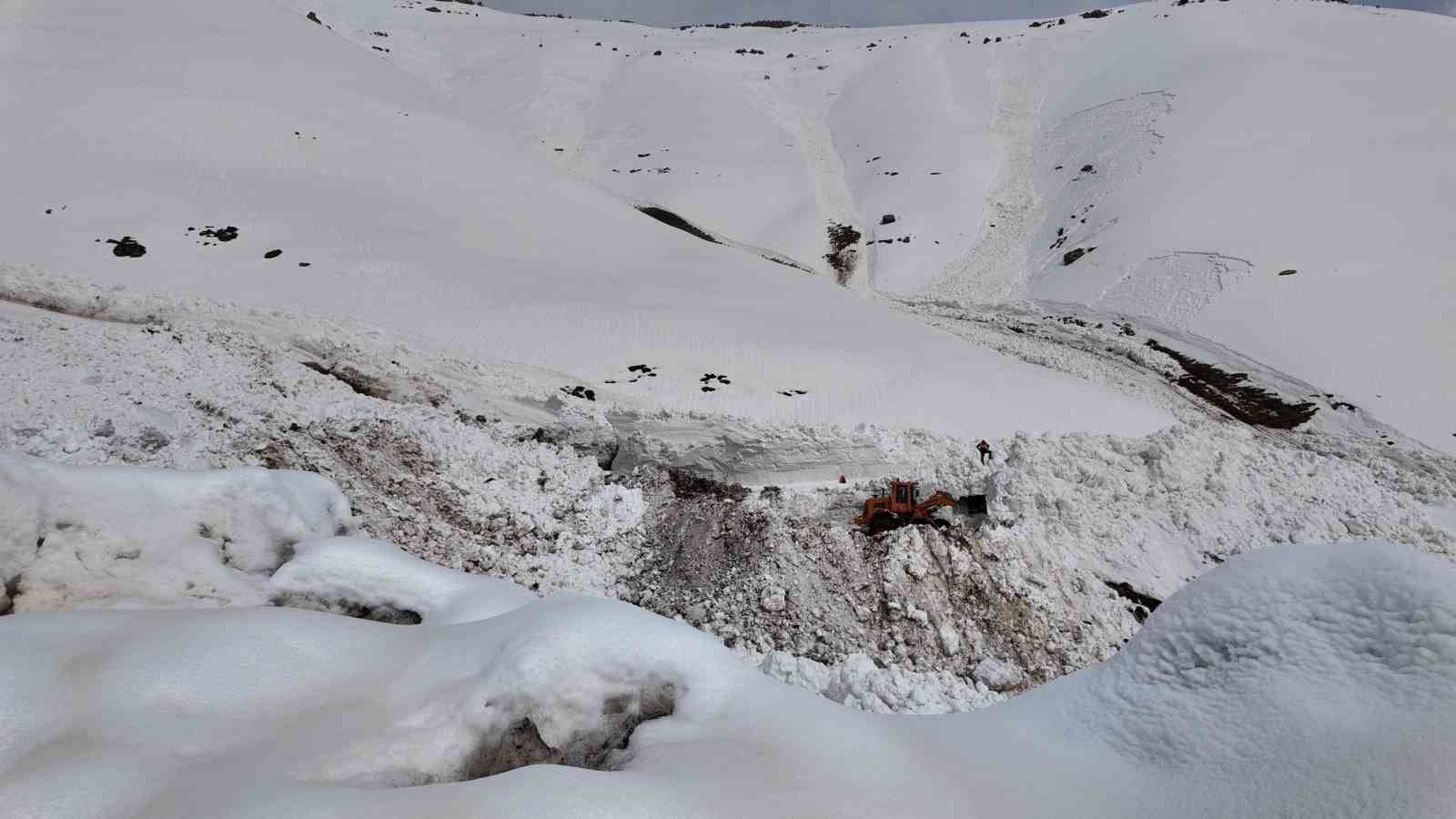 &Ccedil;ığ d&uuml;şen yolu a&ccedil;ma &ccedil;alışmaları başlatıldı
