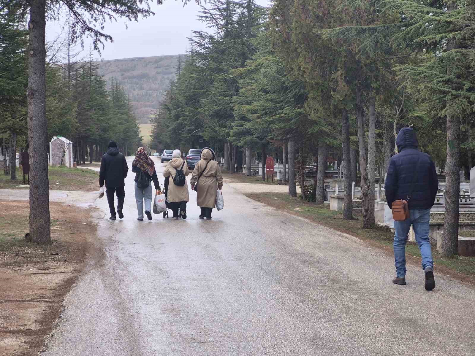 Eskişehir’de Arefe gününde Asri Mezarlık’ta yoğunluk yaşandı