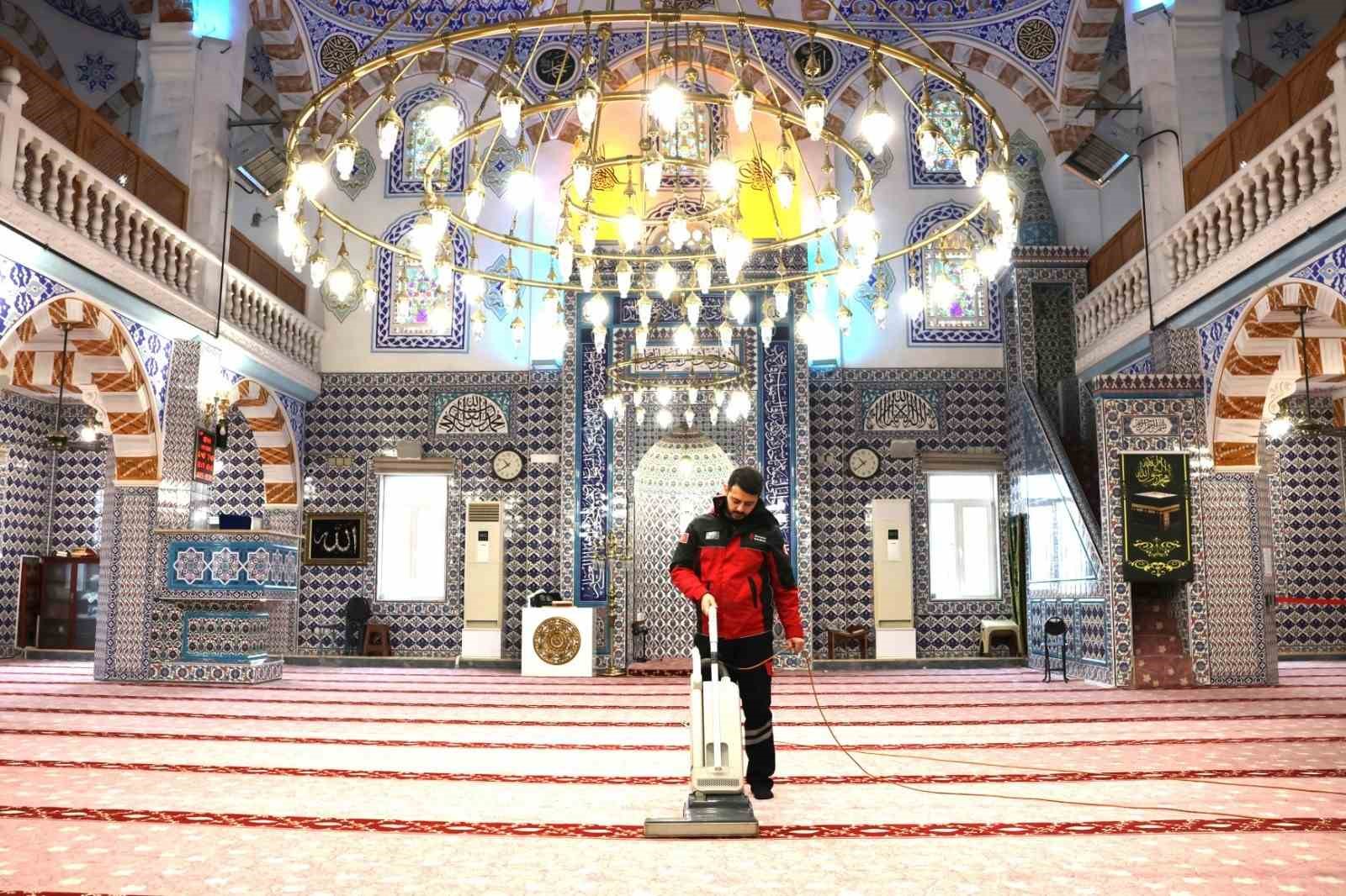 &Uuml;mraniye&rsquo;de camiler bayrama hazır
