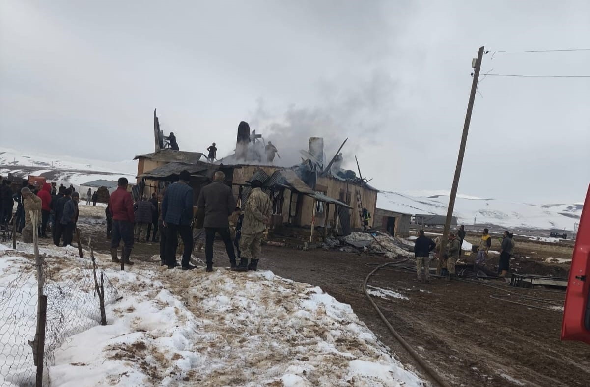 Başkale’de ev yangını