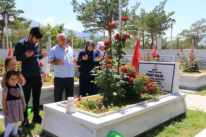 Şehitlikte arife günü hüzünlü buluşma