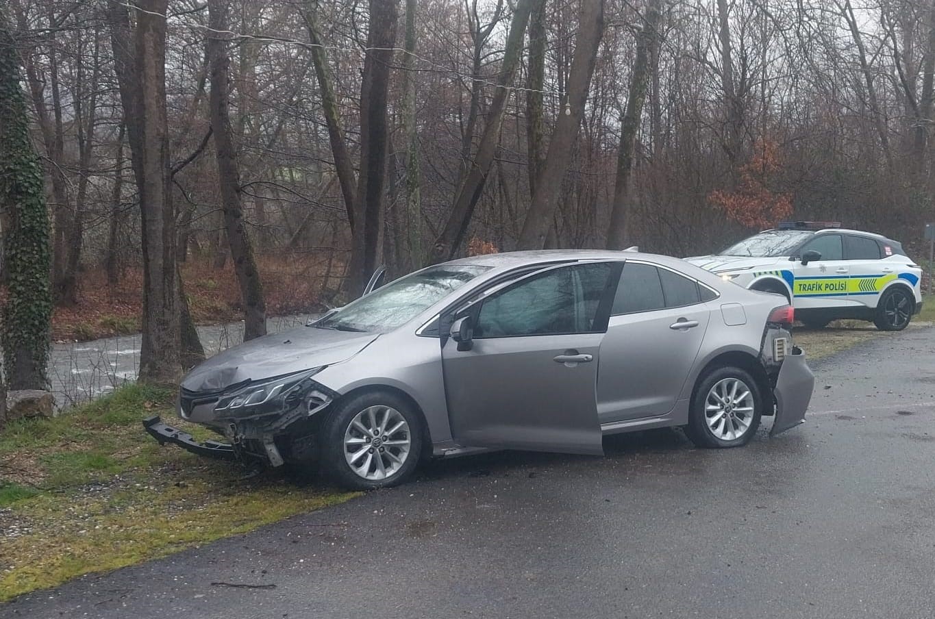 Kontrolden çıkan otomobil alt yola uçtu: 3 yaralı