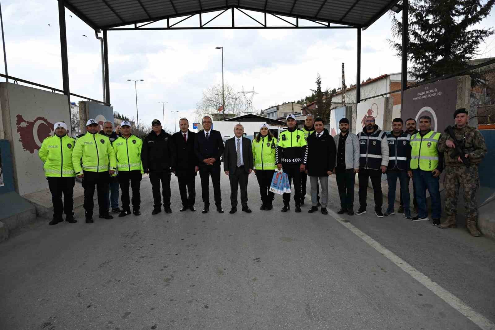 Vali Hatipoğlu, uygulama noktalarında g&uuml;venlik g&uuml;&ccedil;leri  ve vatandaşlarla bayramlaştı
