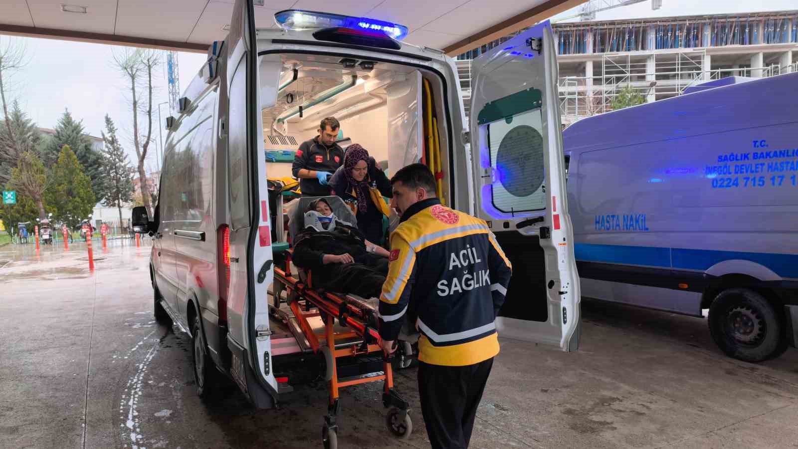 Kontrolden &ccedil;ıkan otomobil istinat duvarına &ccedil;arptı: 4 yaralı
