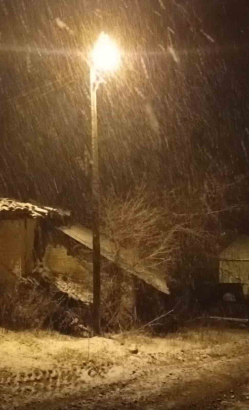 Mart ayında Tavşanlı&rsquo;ya kar s&uuml;rprizi
