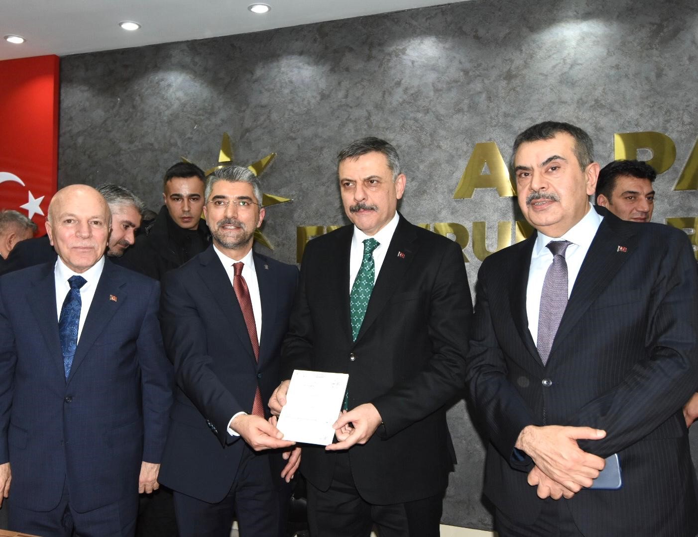 İ&ccedil;işleri Bakanı &Ccedil;ift&ccedil;i, AK Parti &uuml;yelik giriş beyannamesini imzaladı
