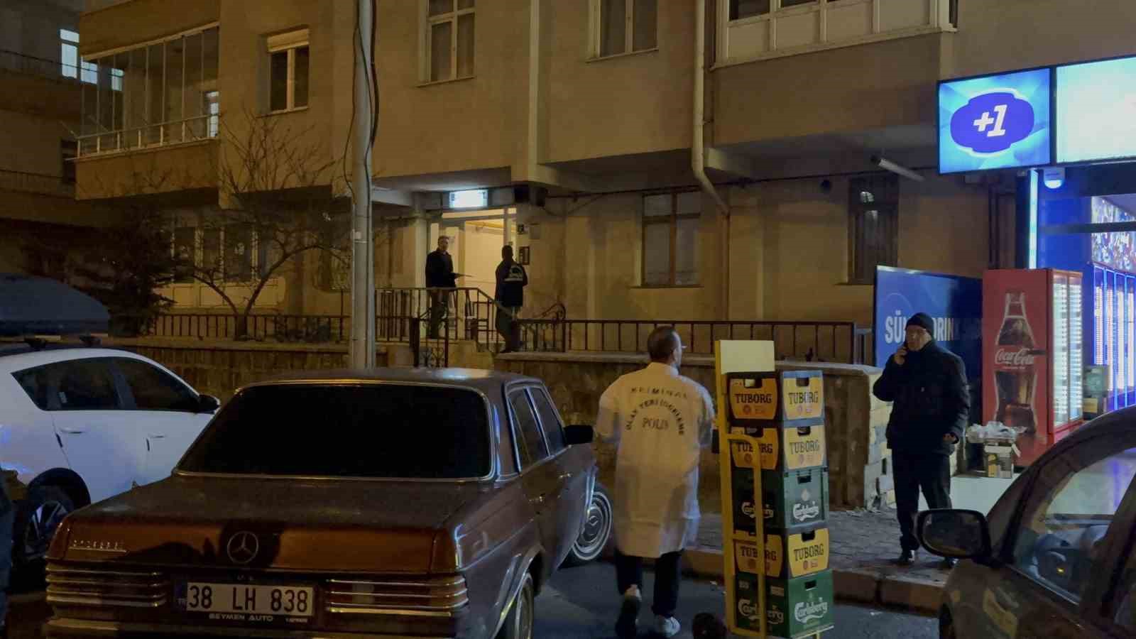 Mezarlık ziyareti d&ouml;n&uuml;ş&uuml; eşini evde &ouml;l&uuml; buldu
