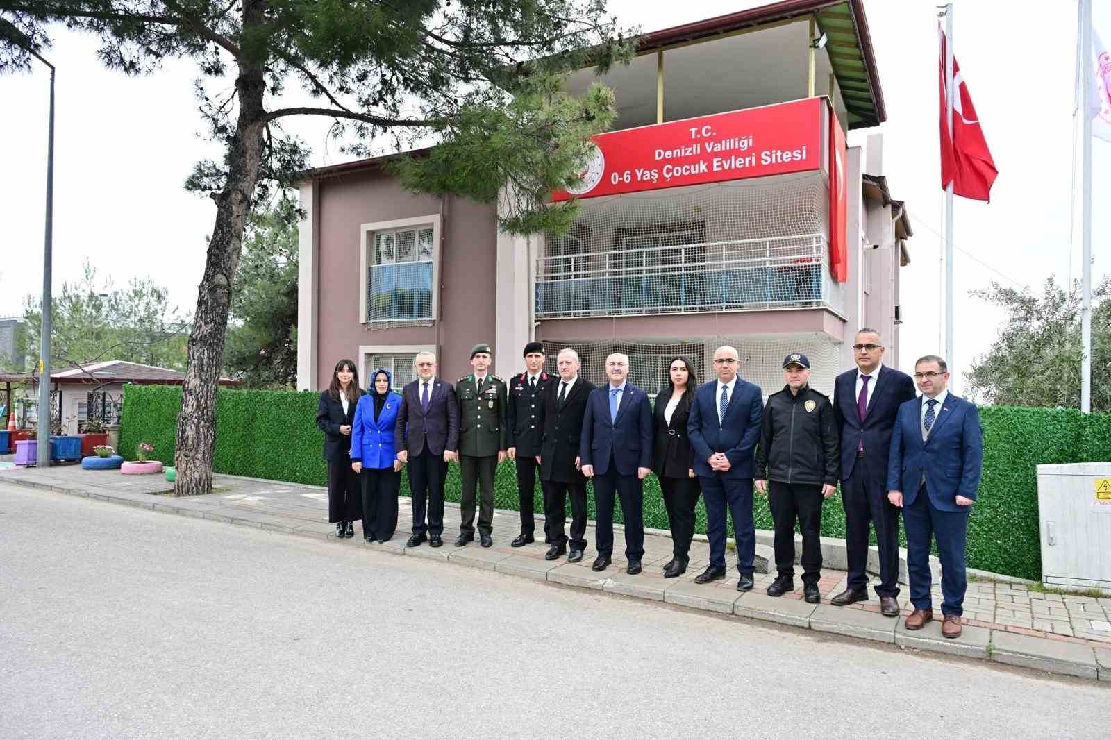 Valisi k&ouml;şger şehit aileleri ve devlet korumasındaki &ccedil;ocuklarla bayramlaştı
