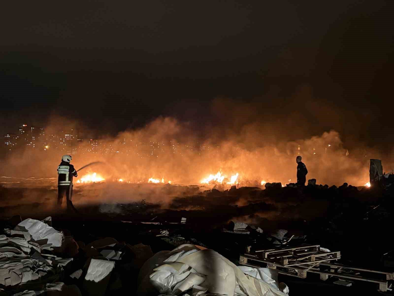Boş arazide &ccedil;ıkan yangın m&uuml;stakil eve sı&ccedil;ramadan s&ouml;nd&uuml;r&uuml;ld&uuml;
