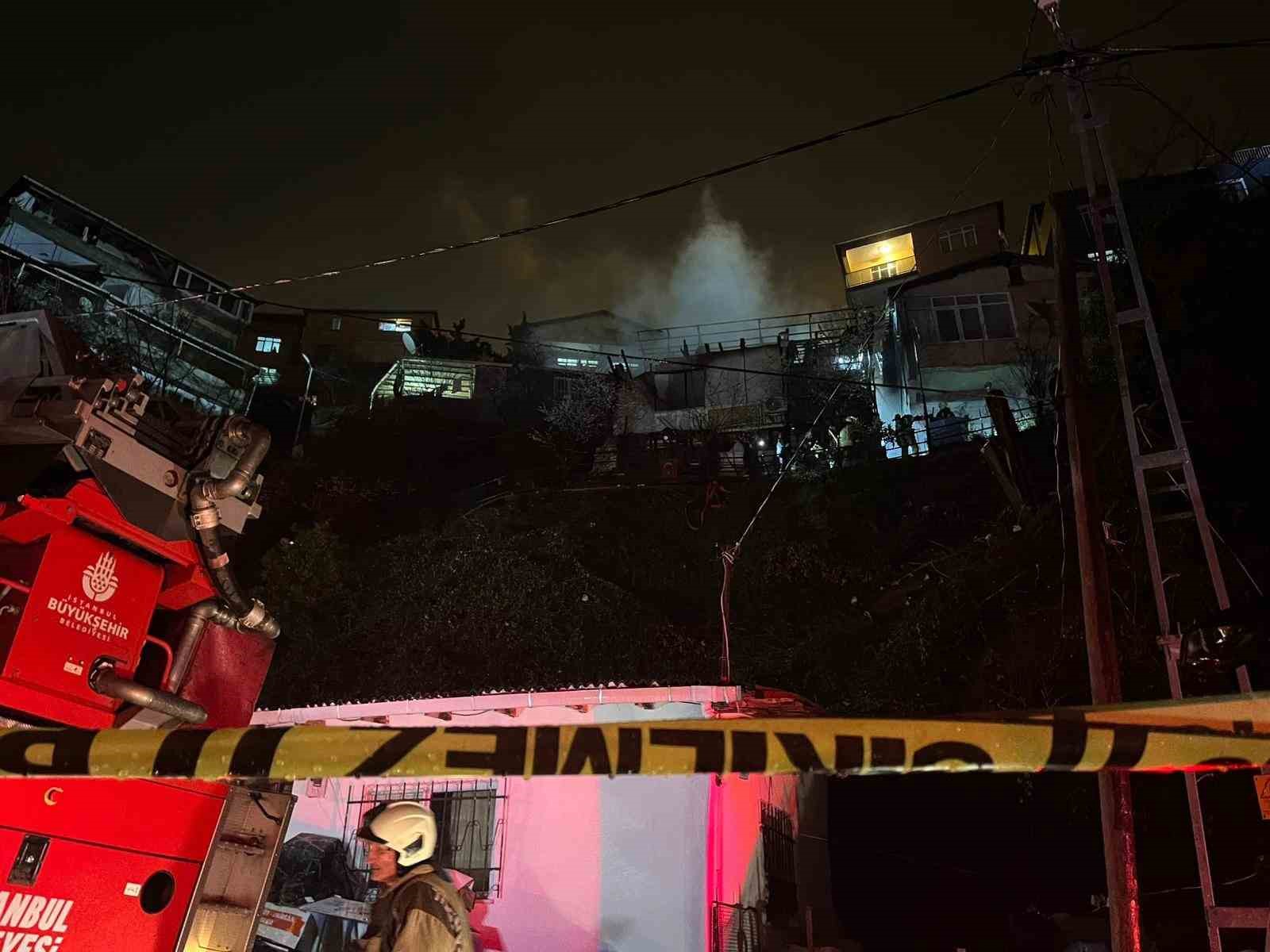 Sarıyer&rsquo;de iki gecekondu alev alev yandı: 6 yaralı
