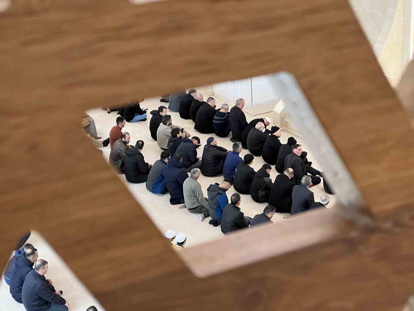 Kars&rsquo;ta bayram namazında camiler doldu, taştı
