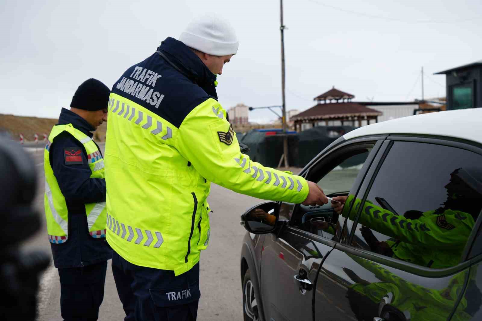 Bayburt&rsquo;ta bayram trafiği mercek altında: Karadan ve havadan sıkı denetim
