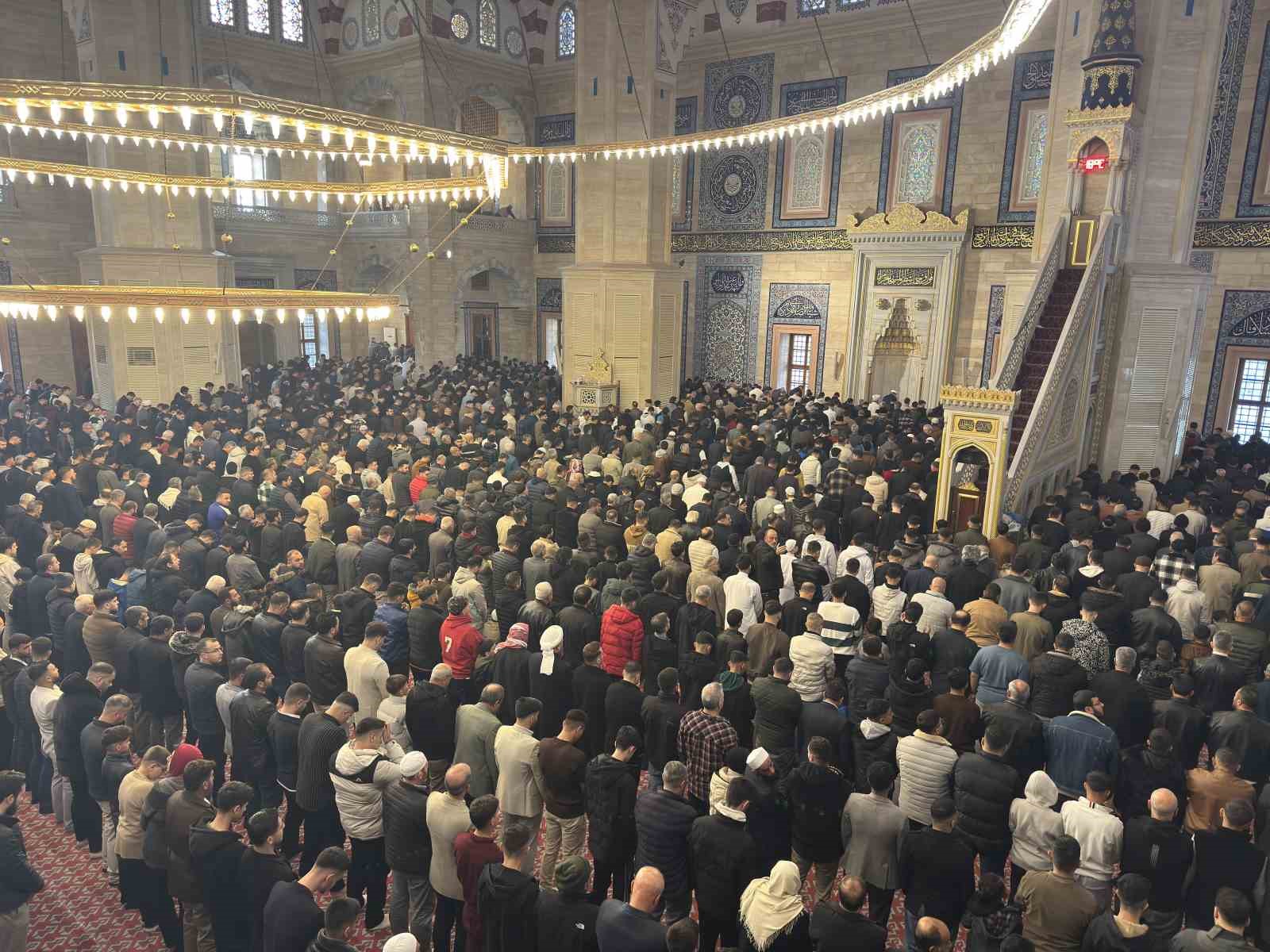 Adana&rsquo;da bayram namazı kılındı
