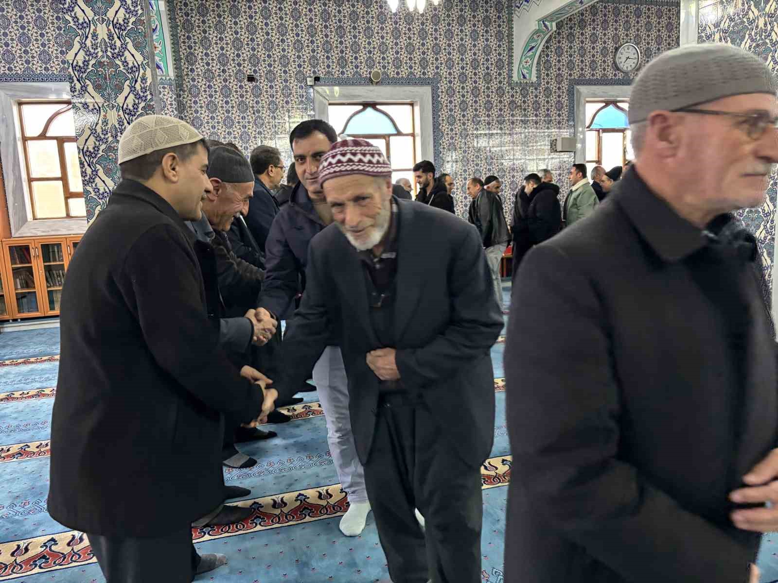 Bing&ouml;l&rsquo;de bayram namazı kılındı
