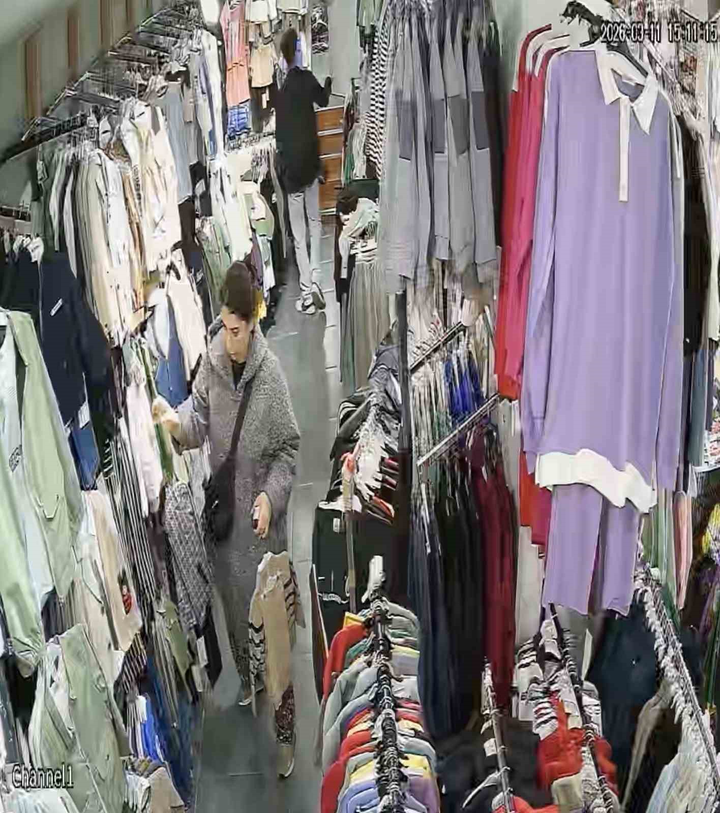 Bursa&rsquo;da bayram yoğunluğunu fırsat bilen 2 kadın 16 bin liralık &uuml;r&uuml;n &ccedil;aldı
