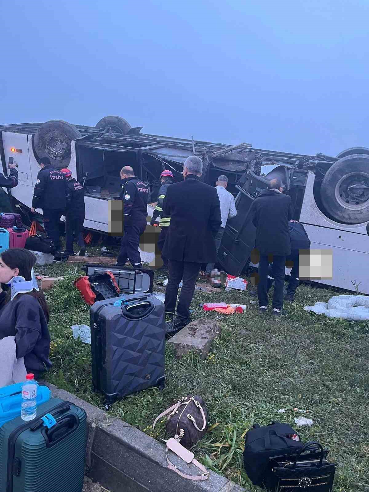 Kozan&rsquo;da yolcu otob&uuml;s&uuml; devrildi: 2 &ouml;l&uuml;, 17 yaralı
