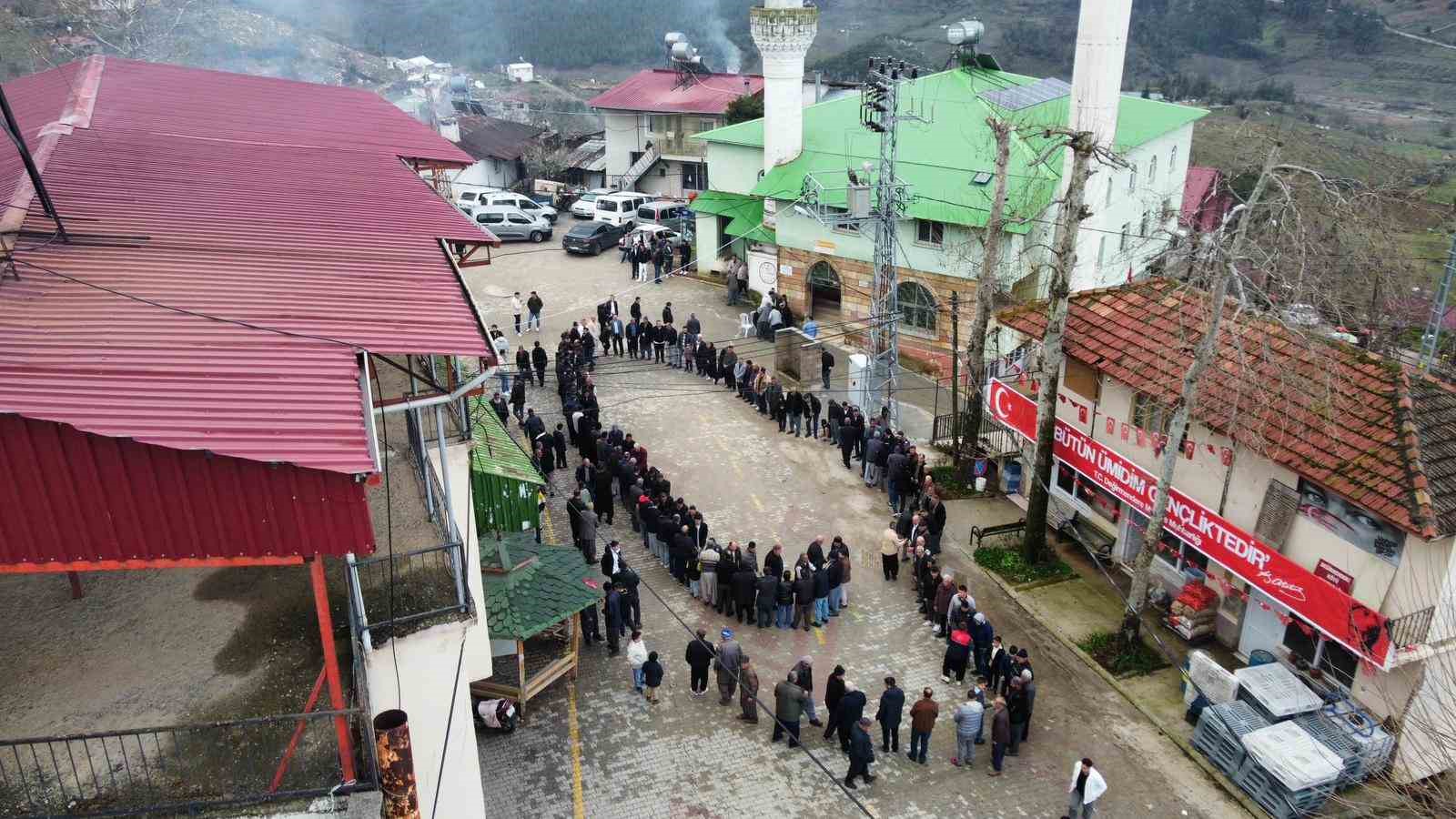 Mersin&rsquo;de bayramlaşma geleneği s&uuml;r&uuml;yor
