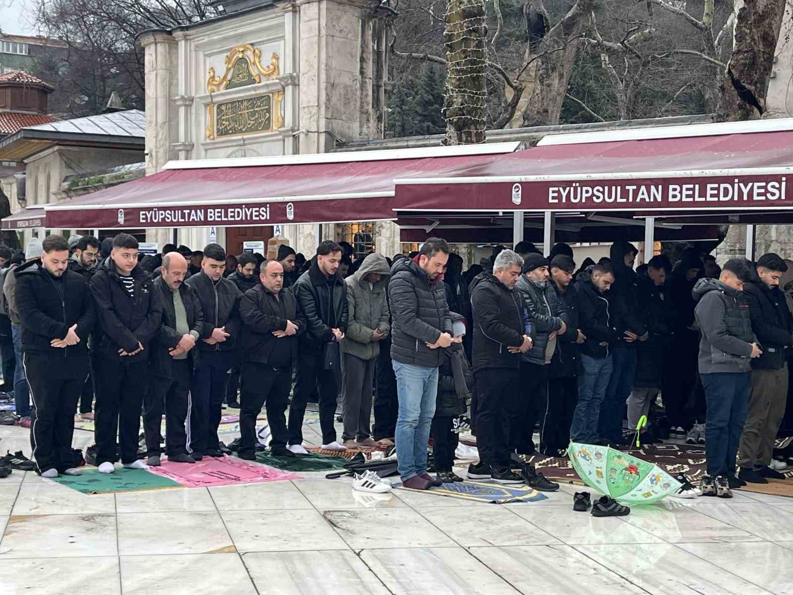 İstanbul&rsquo;da vatandaşlar bayram namazı i&ccedil;in Ey&uuml;psultan Camii&rsquo;ne akın etti
