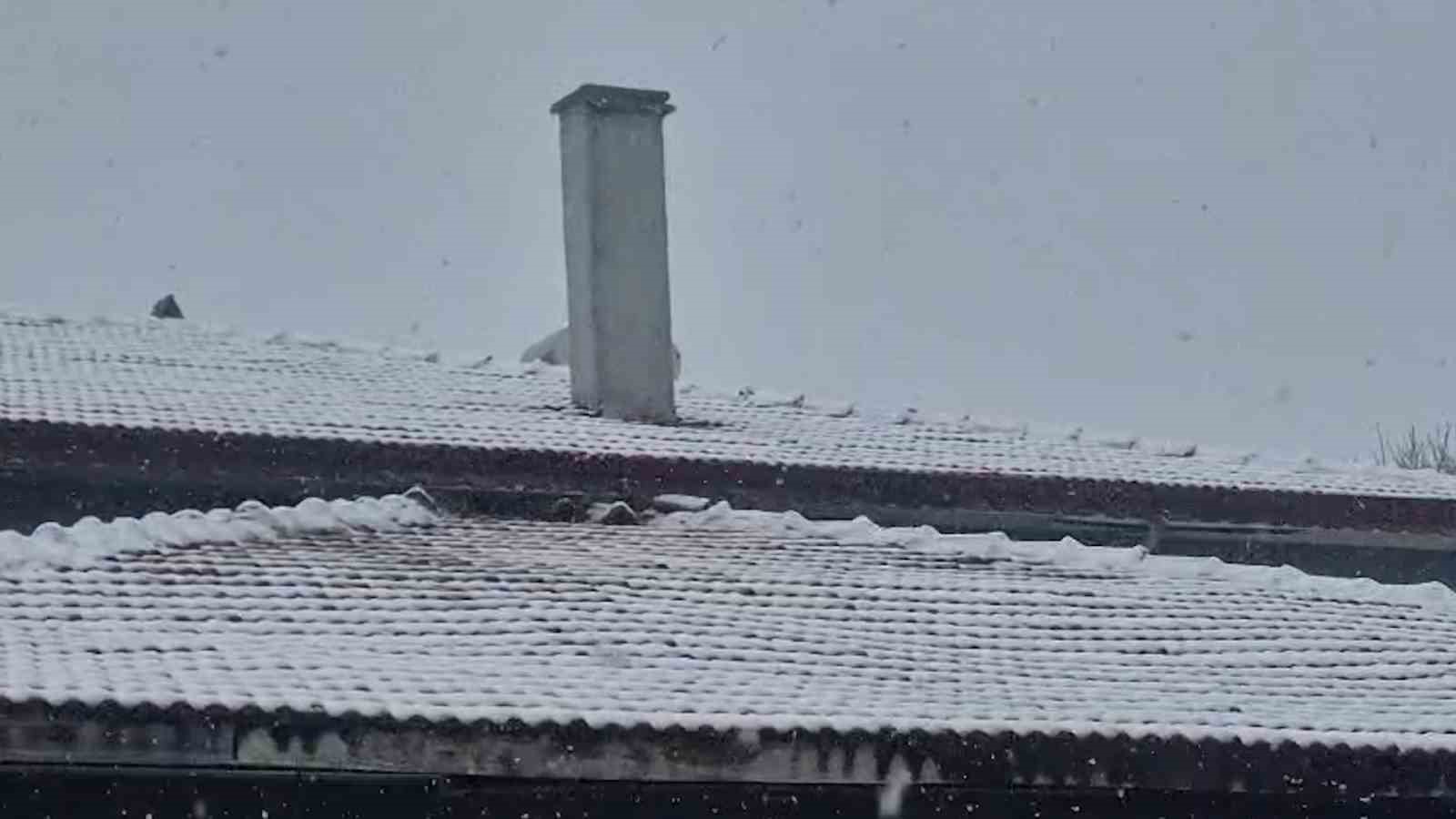 Bolu güne karla uyandı
