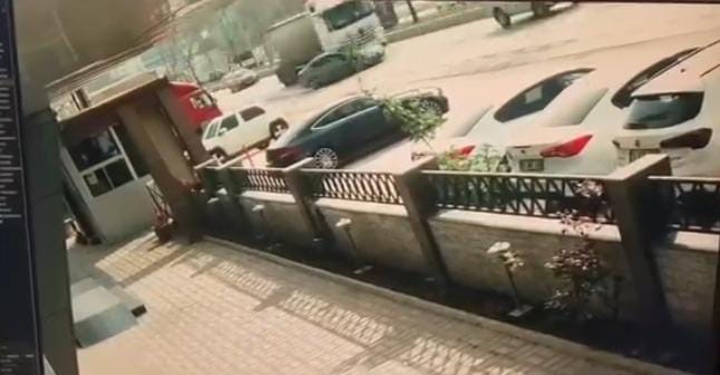 Bursa&rsquo;da faciadan d&ouml;n&uuml;ld&uuml;: Tır otomobili metrelerce s&uuml;r&uuml;kledi
