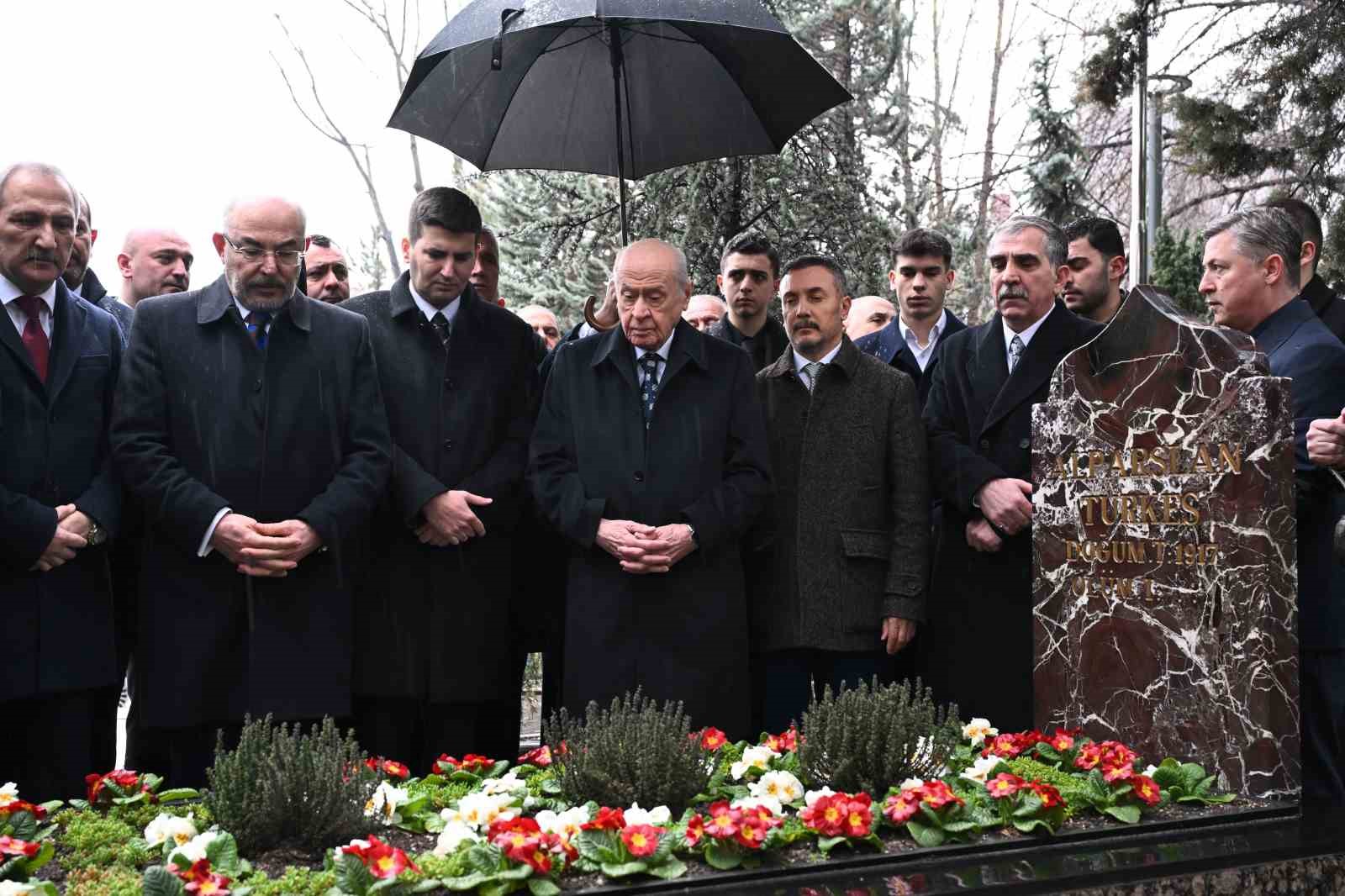 Bahçeli, Merhum Türkeş’in kabrini ziyaret etti