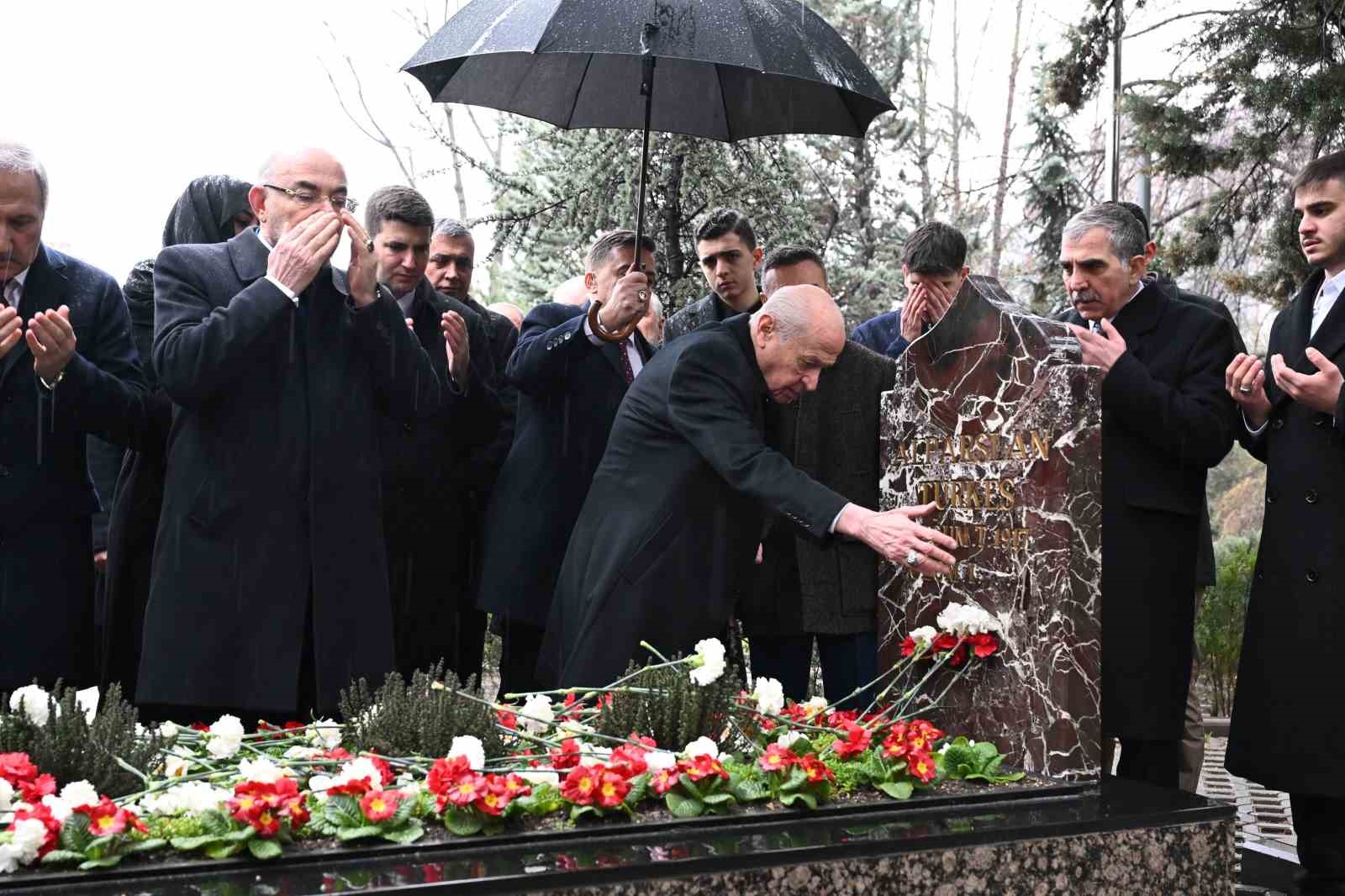 Bah&ccedil;eli, Merhum T&uuml;rkeş&rsquo;in kabrini ziyaret etti
