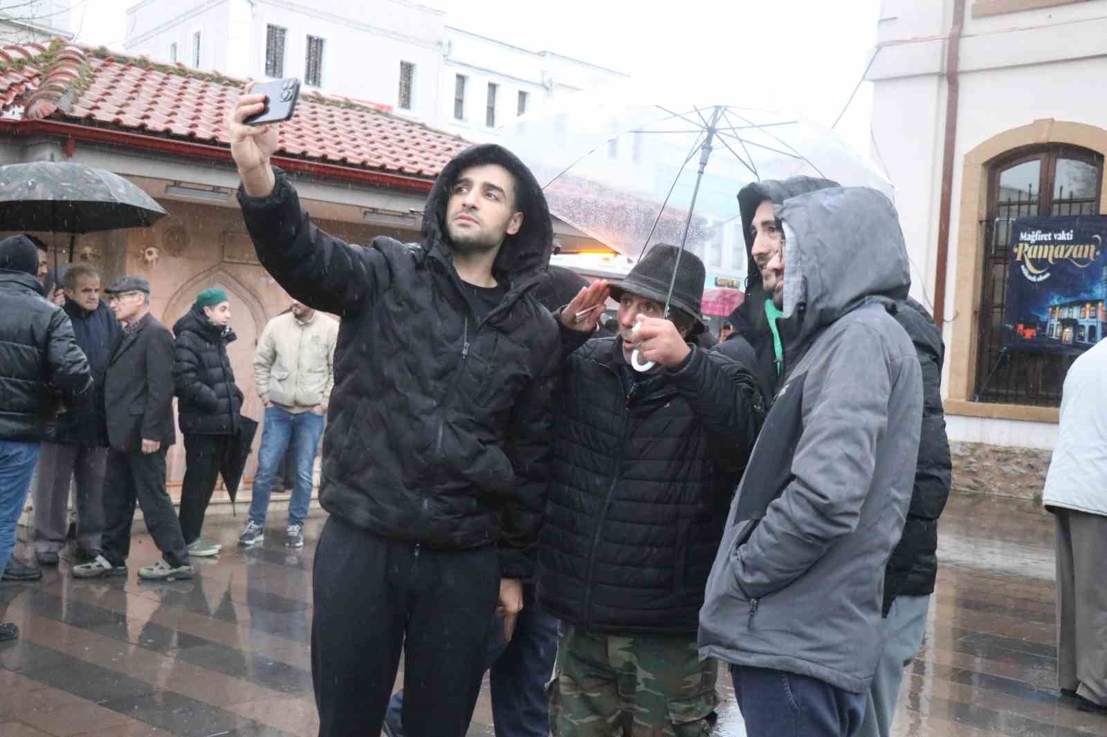 Yağmura rağmen camiler bayram namazı için dolup taştı
