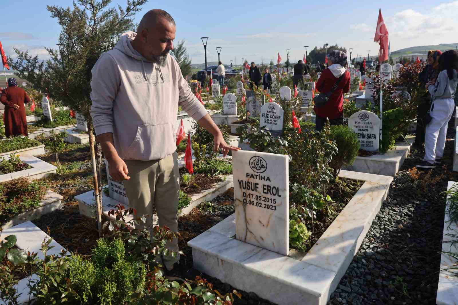 Deprem şehitliğinde h&uuml;z&uuml;nl&uuml; bayram
