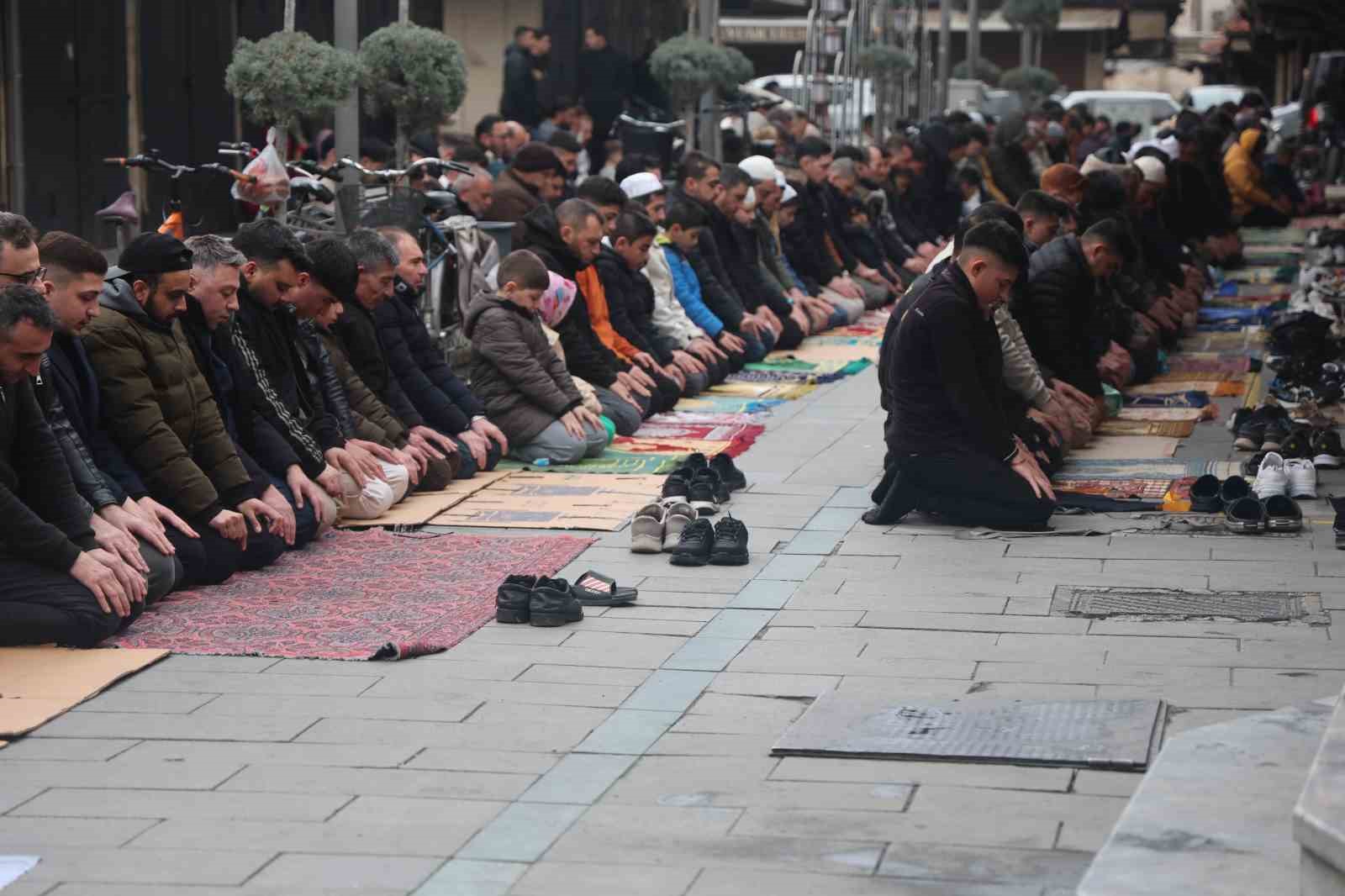 Konya&rsquo;da Bayram Namazında camiler doldu
