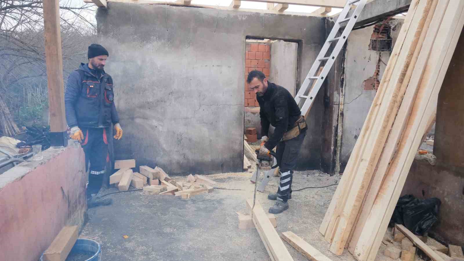 Evi yanan ailenin yaraları sarıldı: Yenilenen ev, bayram hediyesi oldu