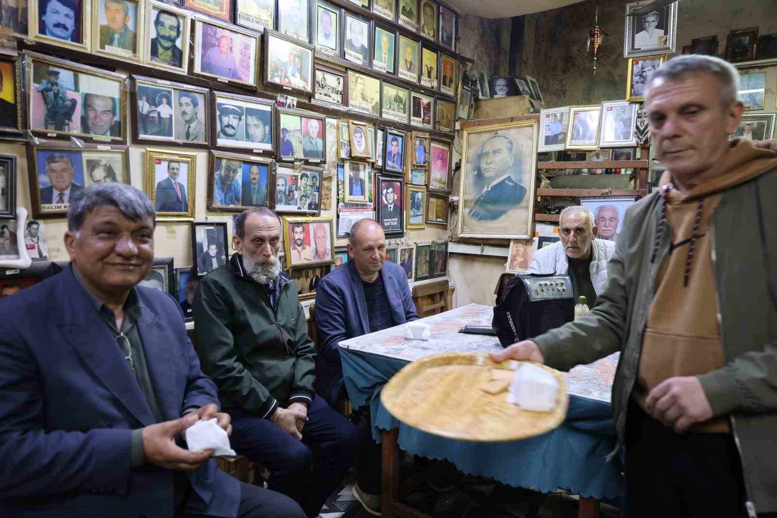 &Ouml;l&uuml;ler Kıraathanesi&rsquo;nde nostaljik bayramlaşma
