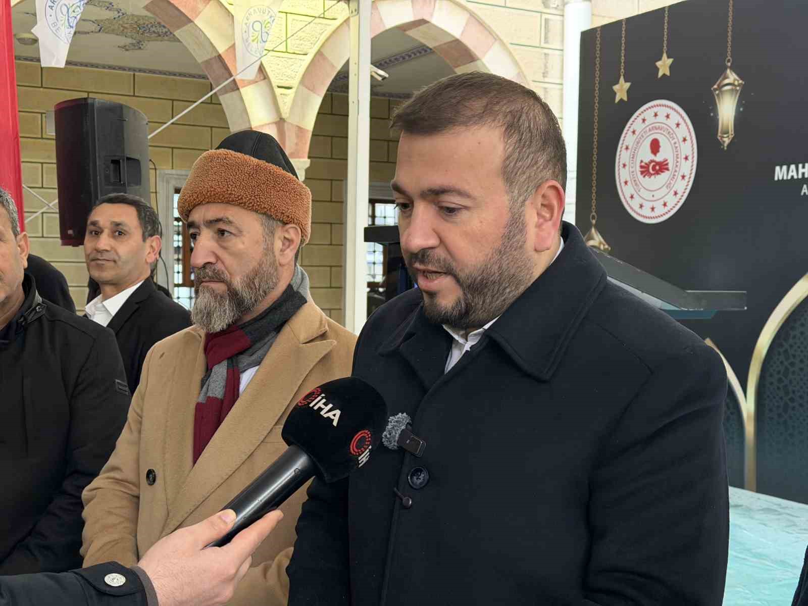 Arnavutk&ouml;y&rsquo;de bayram namazı sonrası il&ccedil;e protokol&uuml; vatandaşlarla bayramlaştı
