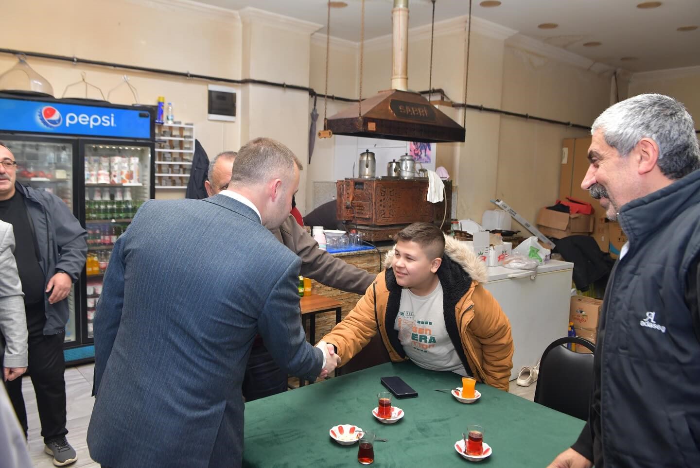 Ezine&rsquo;de namaz sonrası bayramlaşma
