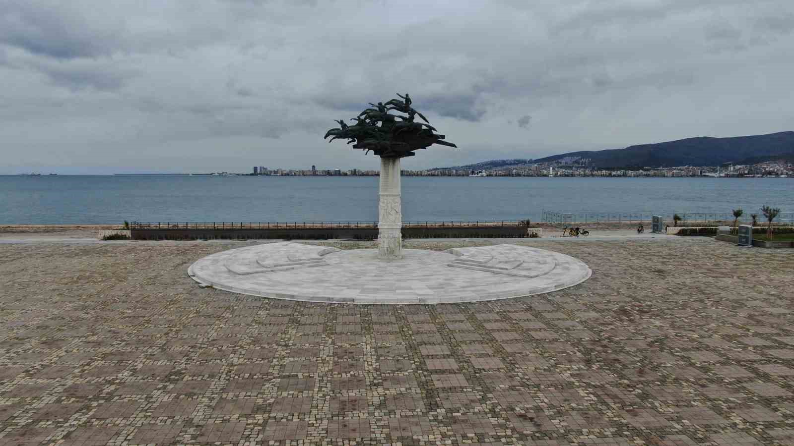 İzmir’de bayram tatili sessizliği Gündoğdu Meydanı’na yansıdı