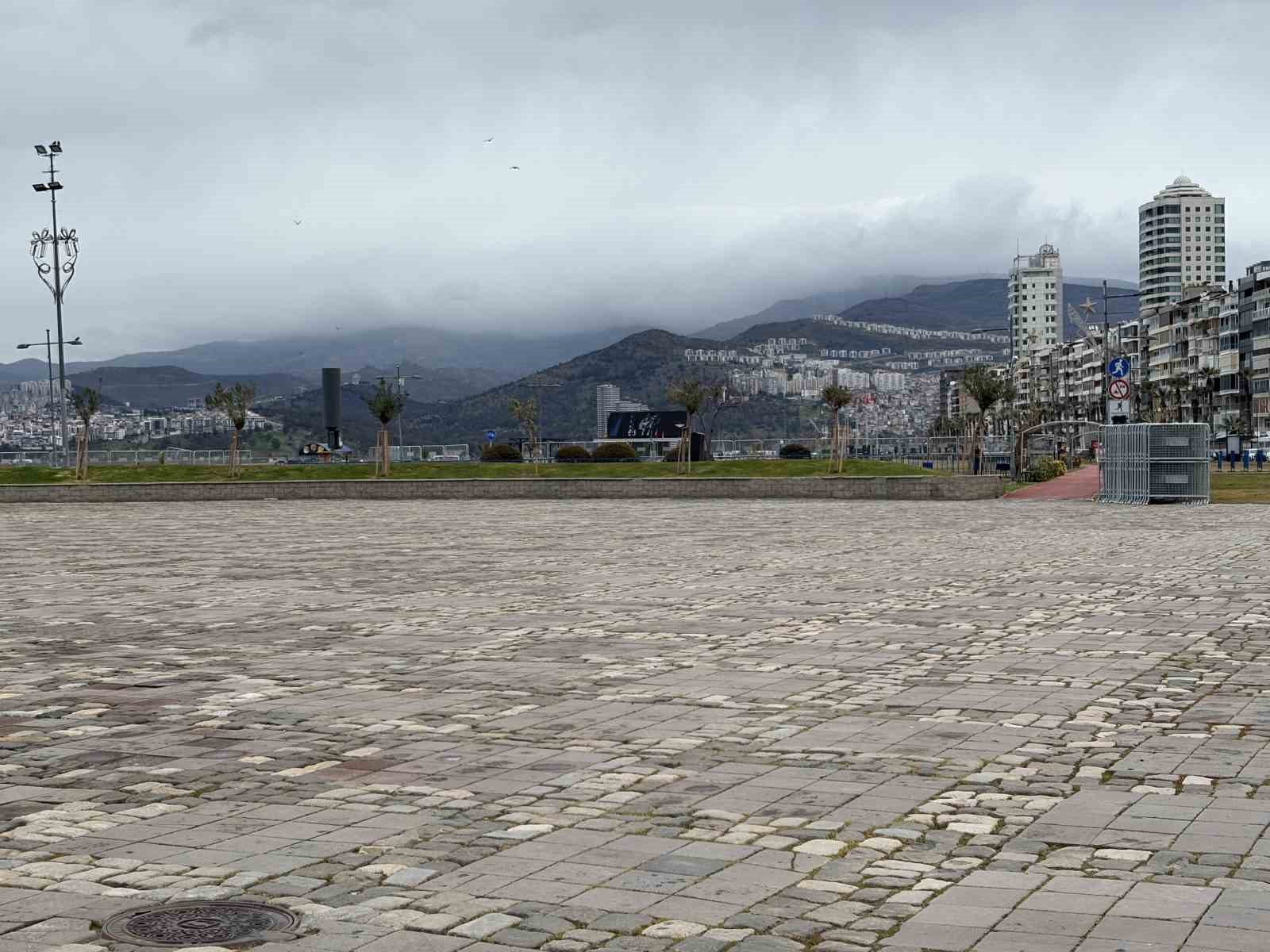 İzmir&rsquo;de bayram tatili sessizliği G&uuml;ndoğdu Meydanı&rsquo;na yansıdı
