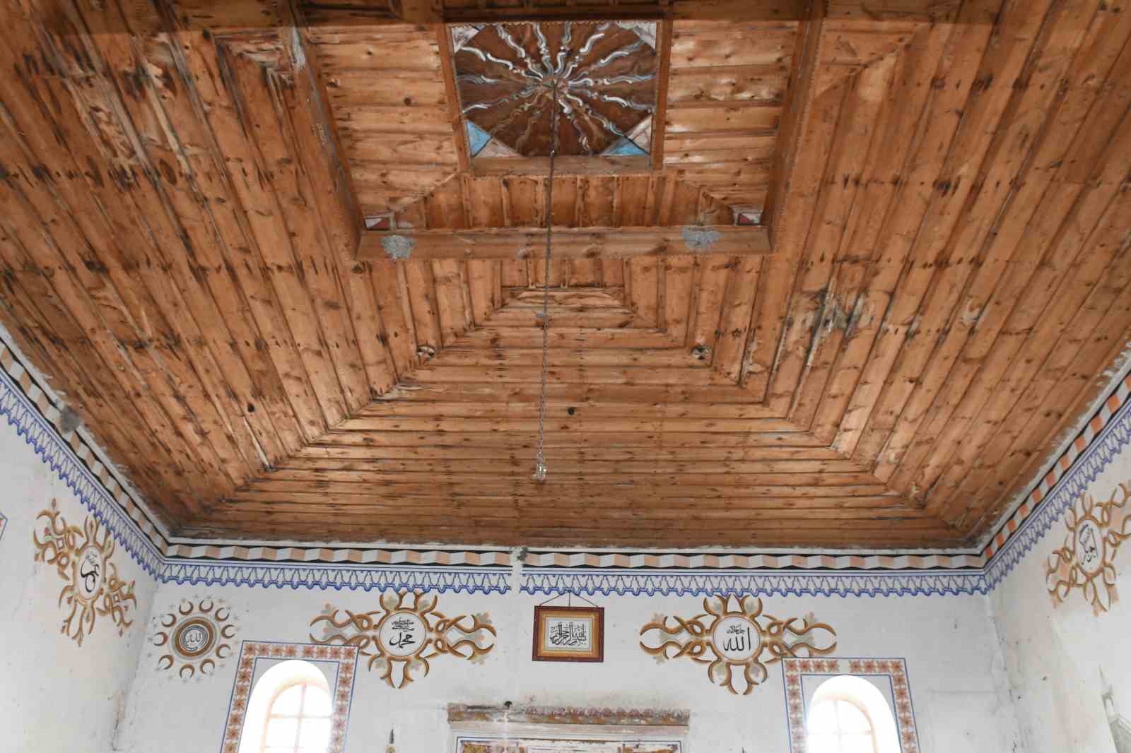 Bah&ccedil;ecik k&ouml;y&uuml; camii restore edilmeyi bekliyor
