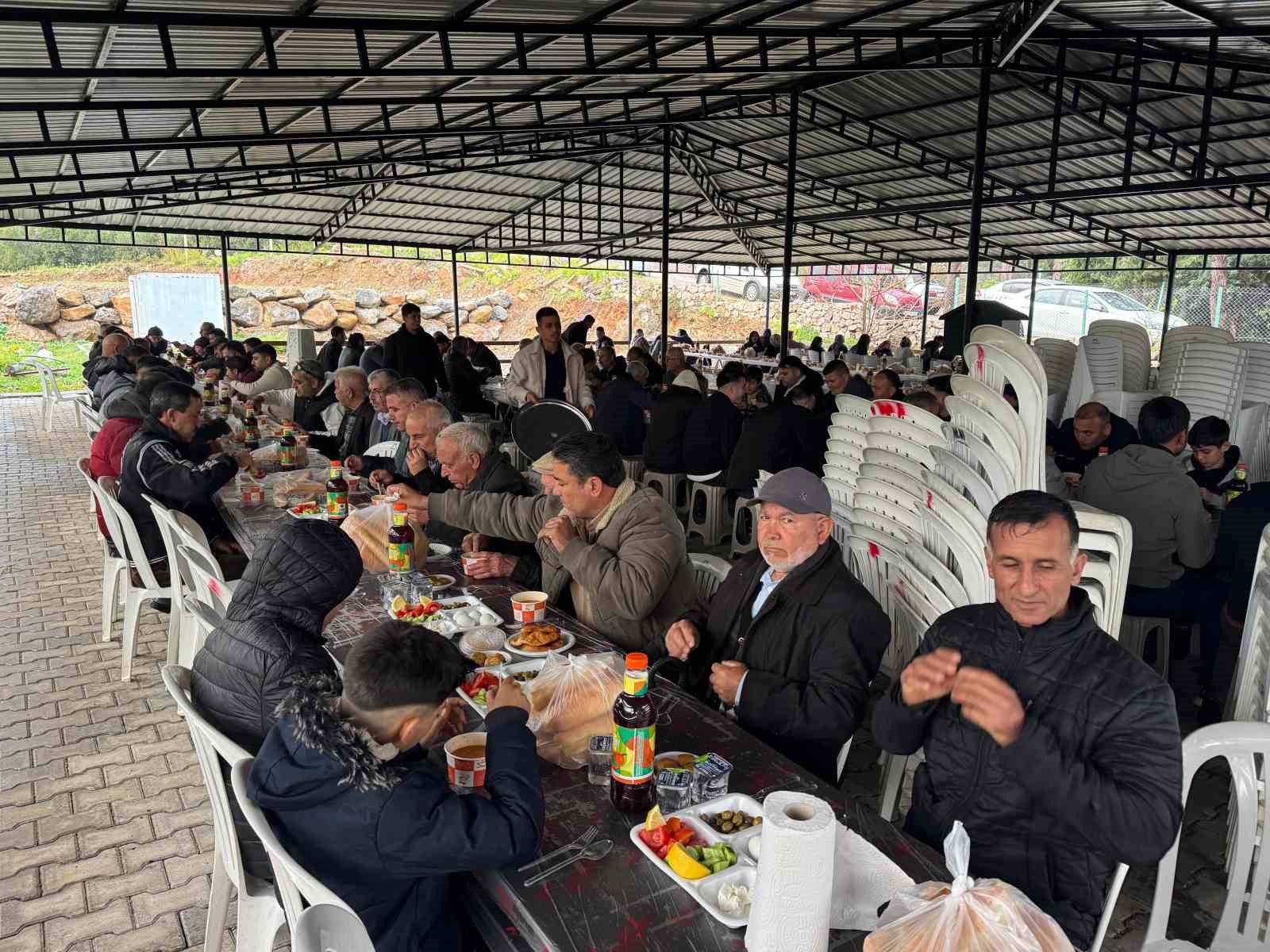 Gelenek s&uuml;r&uuml;yor: T&uuml;m mahalle bir araya gelerek bayramı kutladı
