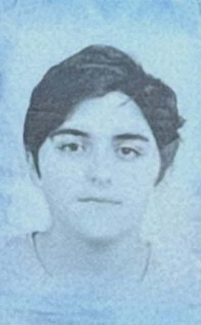 Kontrolden &ccedil;ıkan otomobil reklam panosuna &ccedil;arptı: 1 &ouml;l&uuml;, 2 yaralı
