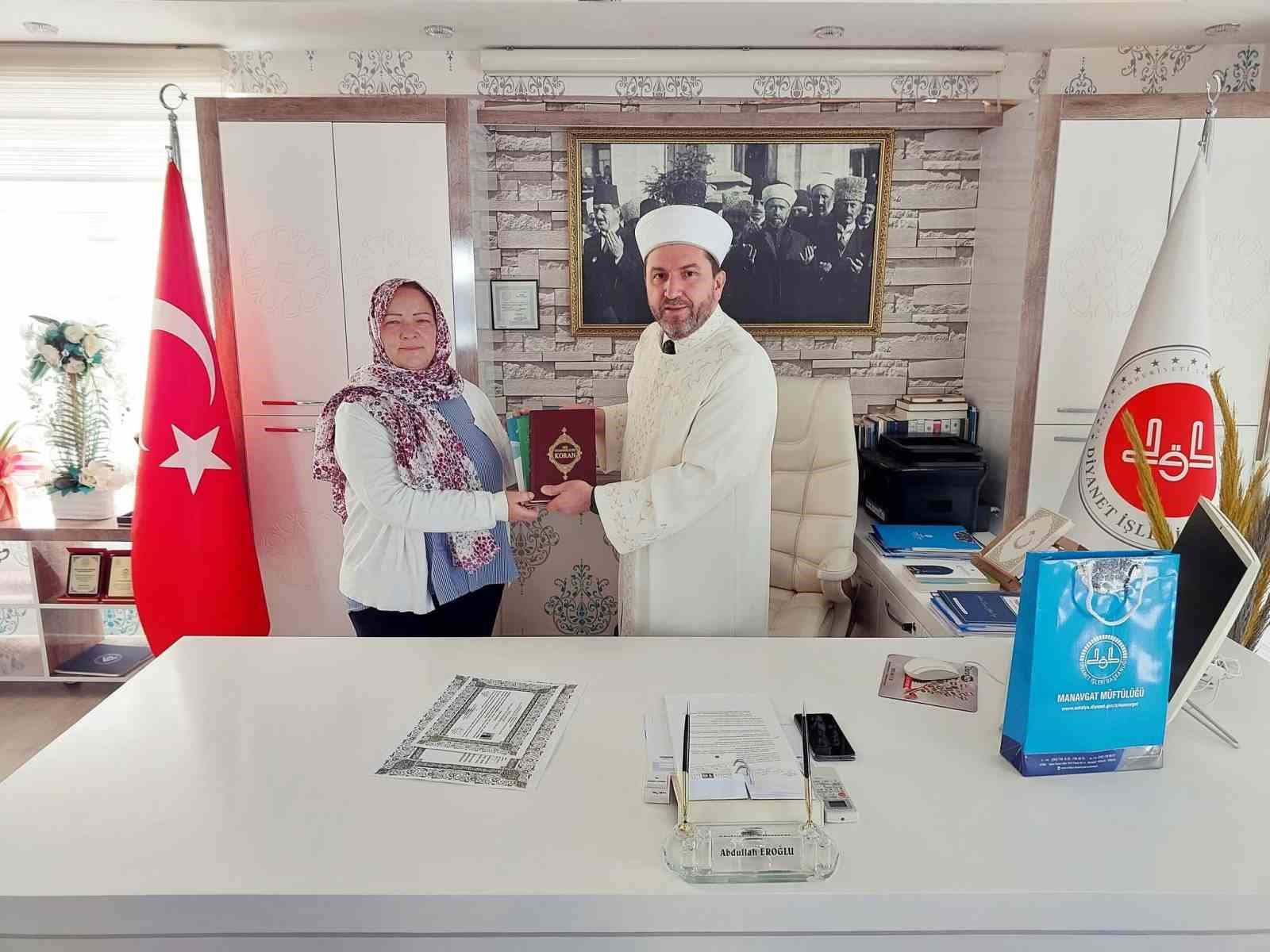 Alman kadın Kelime-i Şehadet getirerek M&uuml;sl&uuml;man oldu
