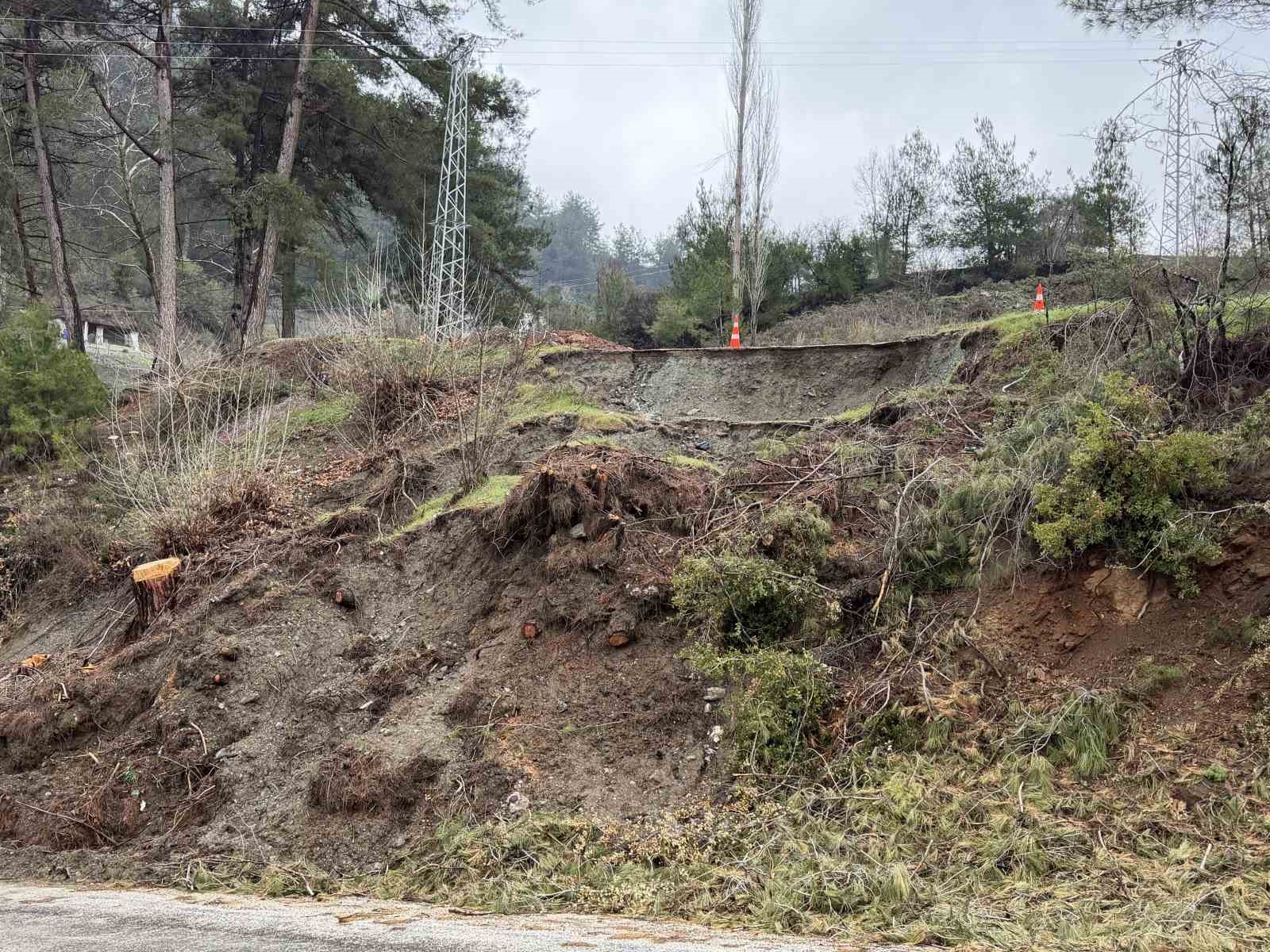 Osmaniye&rsquo;de yoğun yağmur sonrası yol &ccedil;&ouml;kt&uuml;

