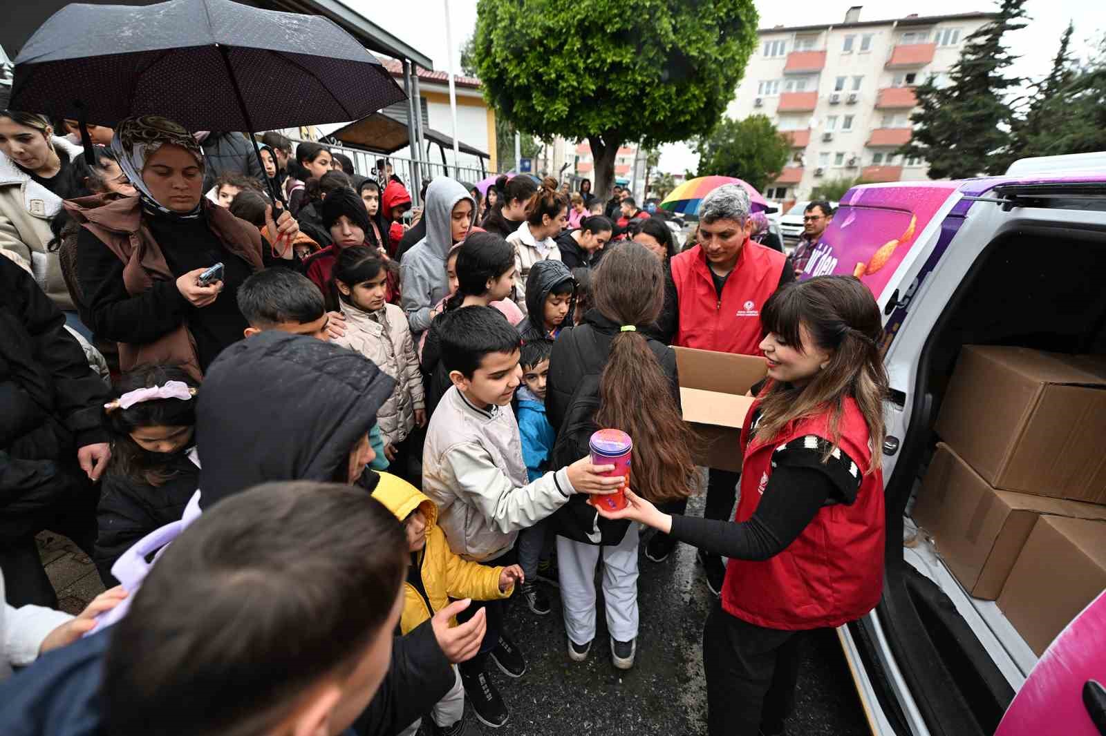 Mersin&rsquo;de 13 il&ccedil;ede 60 bin &ccedil;ocuğa bayram hediyesi
