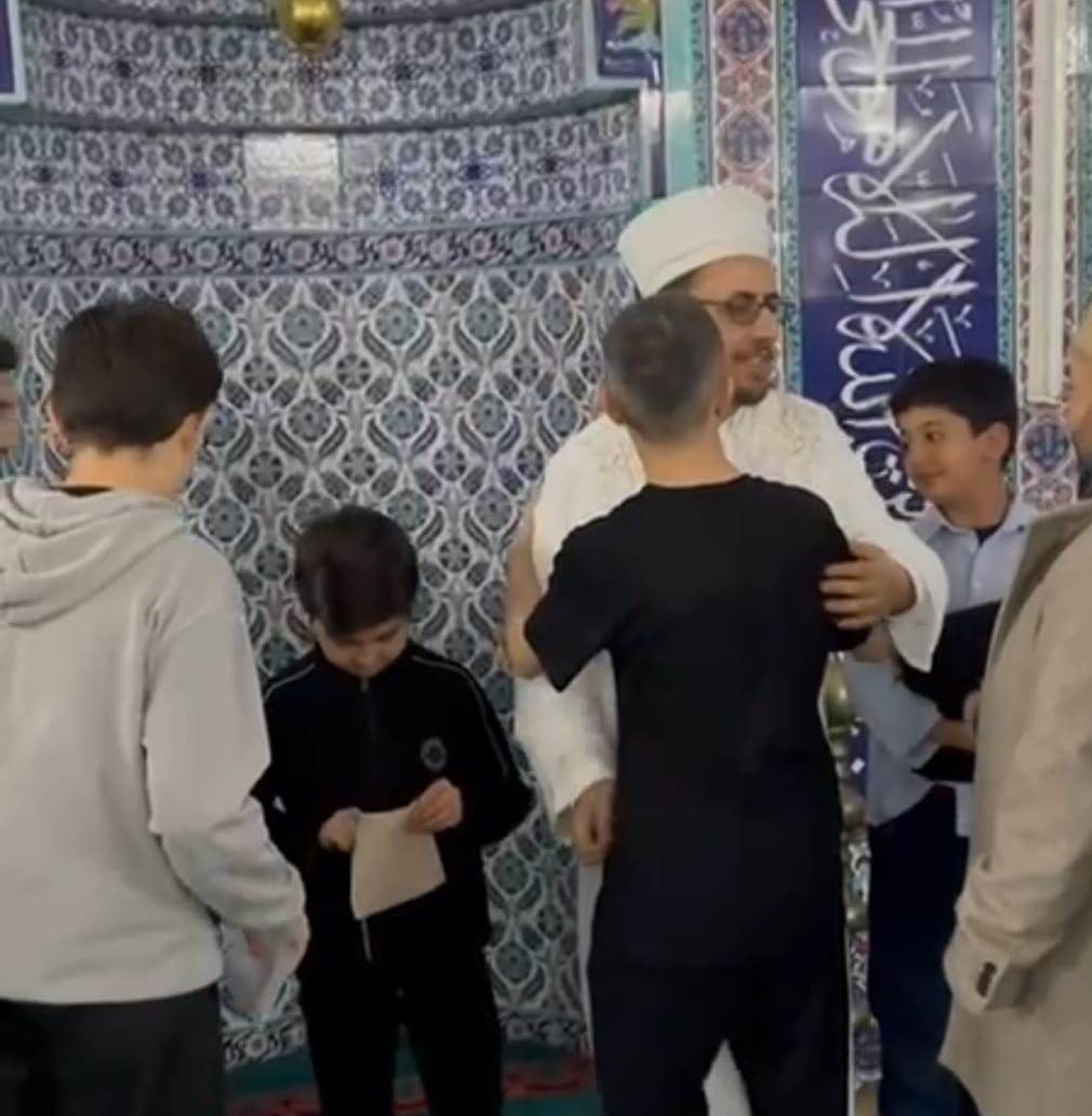 Anamur&rsquo;da bayram namazı sonrası &ccedil;ocuklara har&ccedil;lık dağıtıldı
