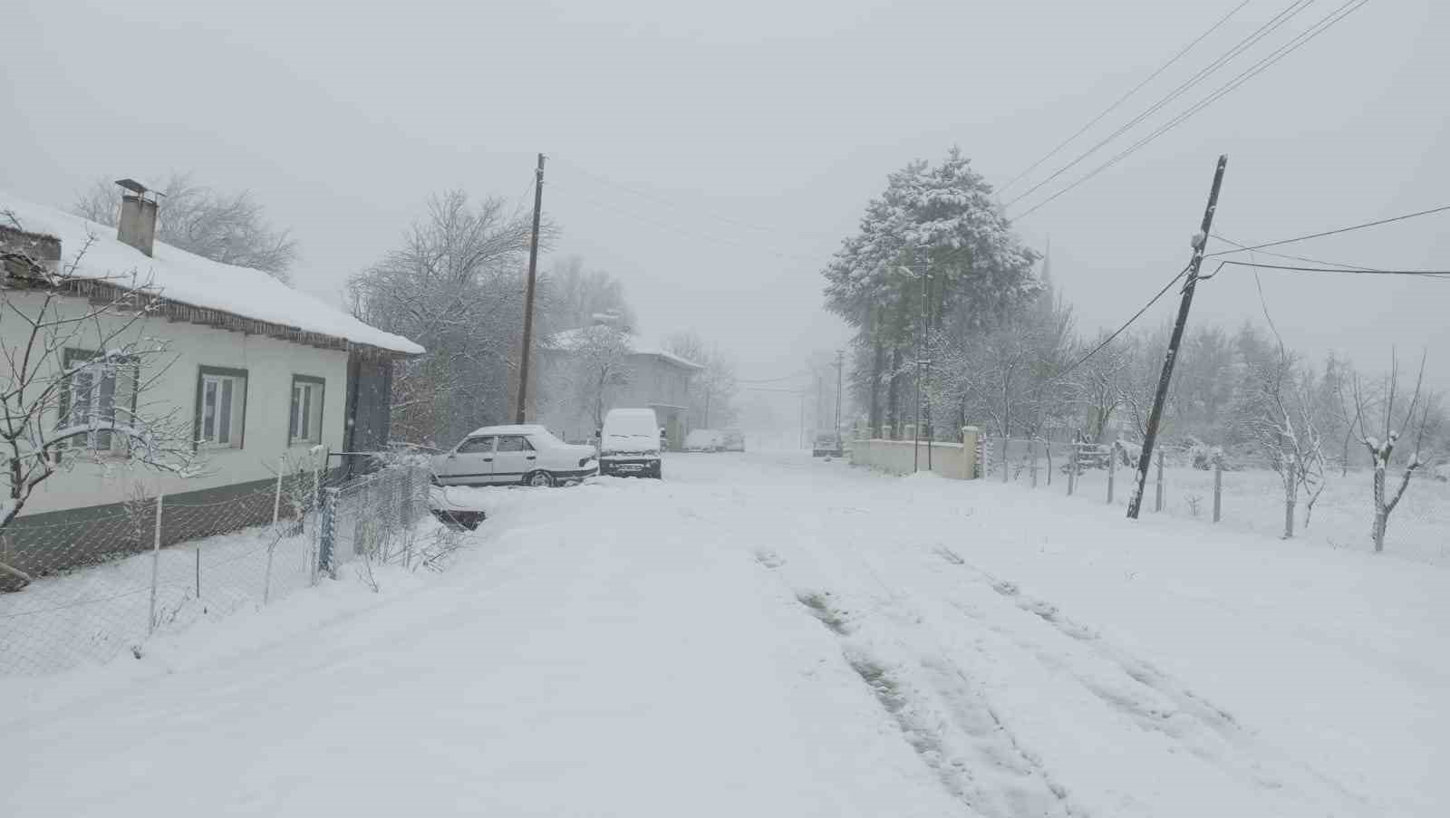 Bilecik bayram sabahına beyaz &ouml;rt&uuml;yle uyandı
